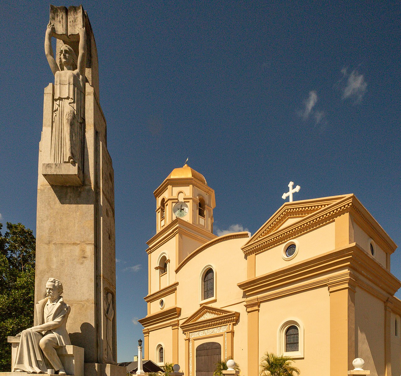 Plac główny Cabo Rojo i kościół San Miguel Arcángel