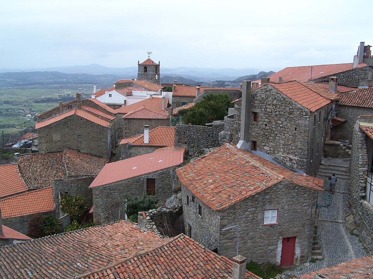 Zabytkowa wieś i Torre de Lucano