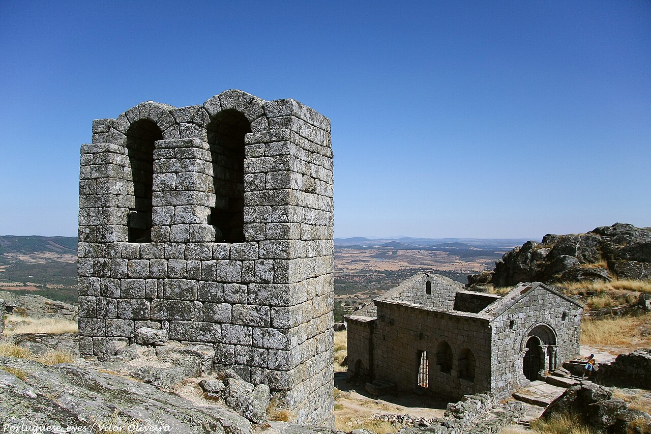 Capela de São Miguel i skalne groby