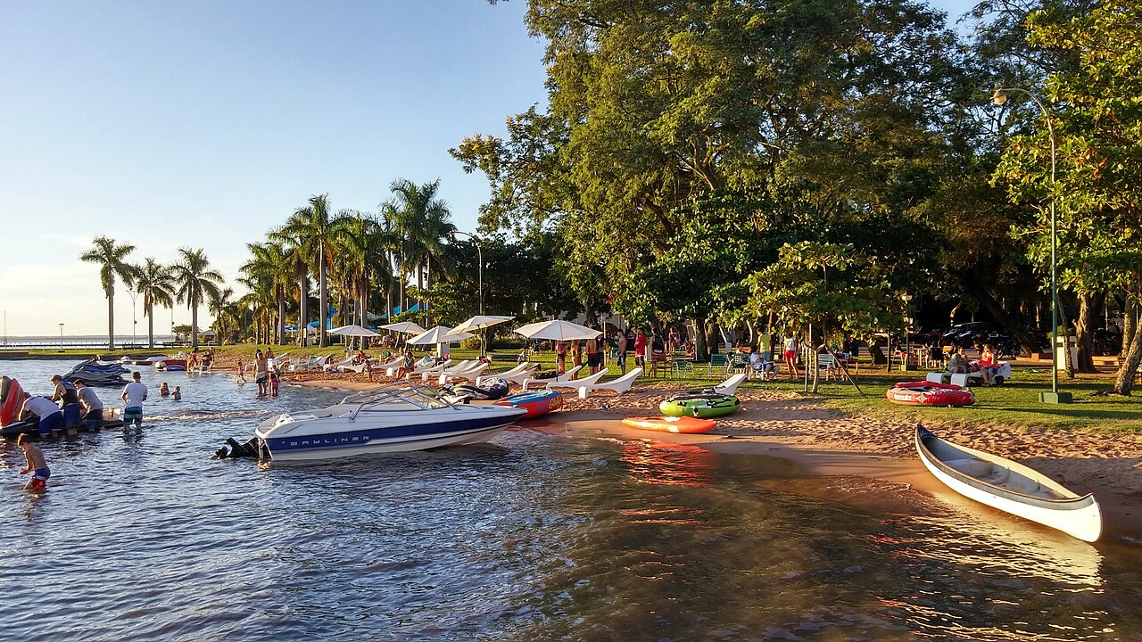 Plaże i żeglarstwo na jeziorze