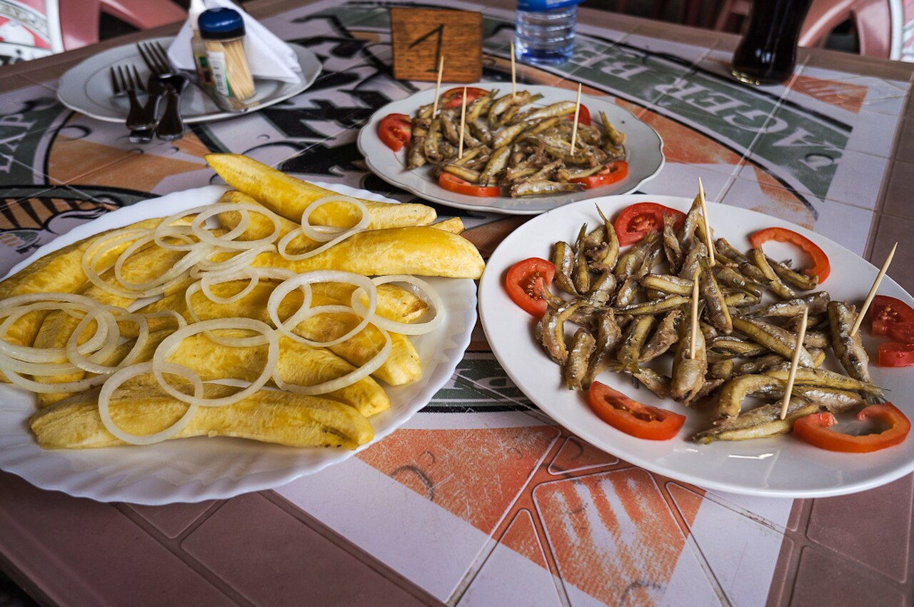 Sambaza z grilla nad jeziorem