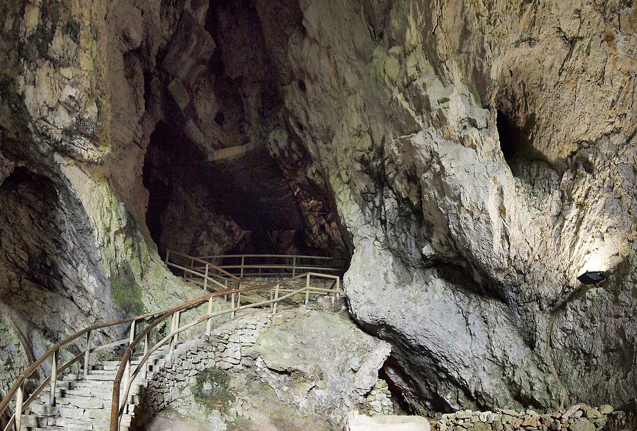 Jaskinia pod zamkiem