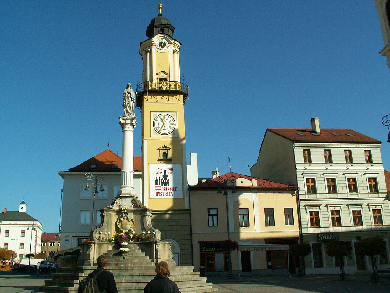 Plac SNP i przechylona wieża zegarowa