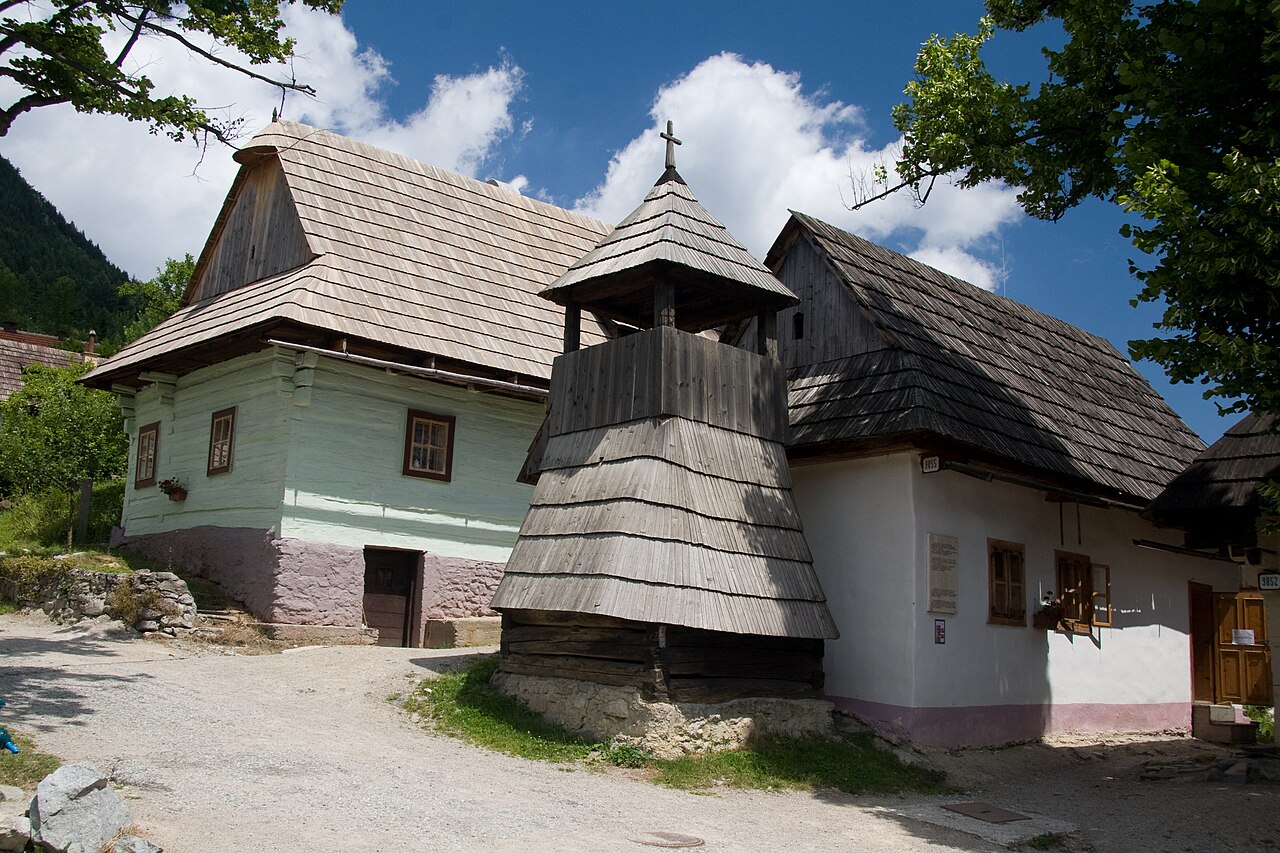 Dzwonnica i kościół we Vlkolíncu