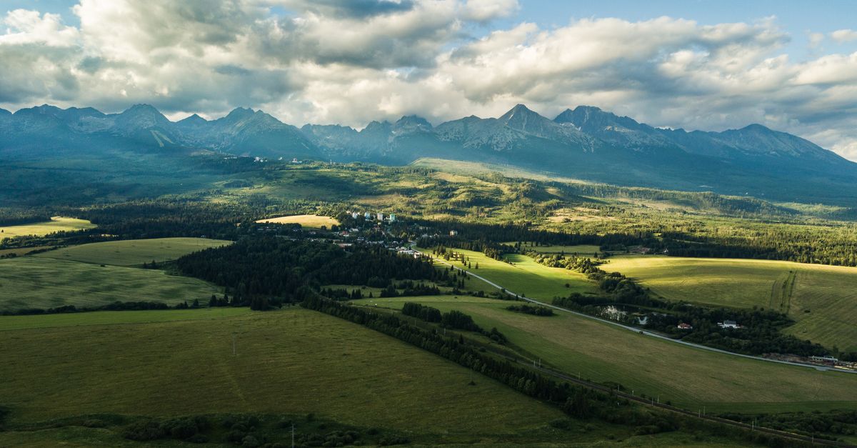 Widok na Tatry z wieży Zamku Spiskiego