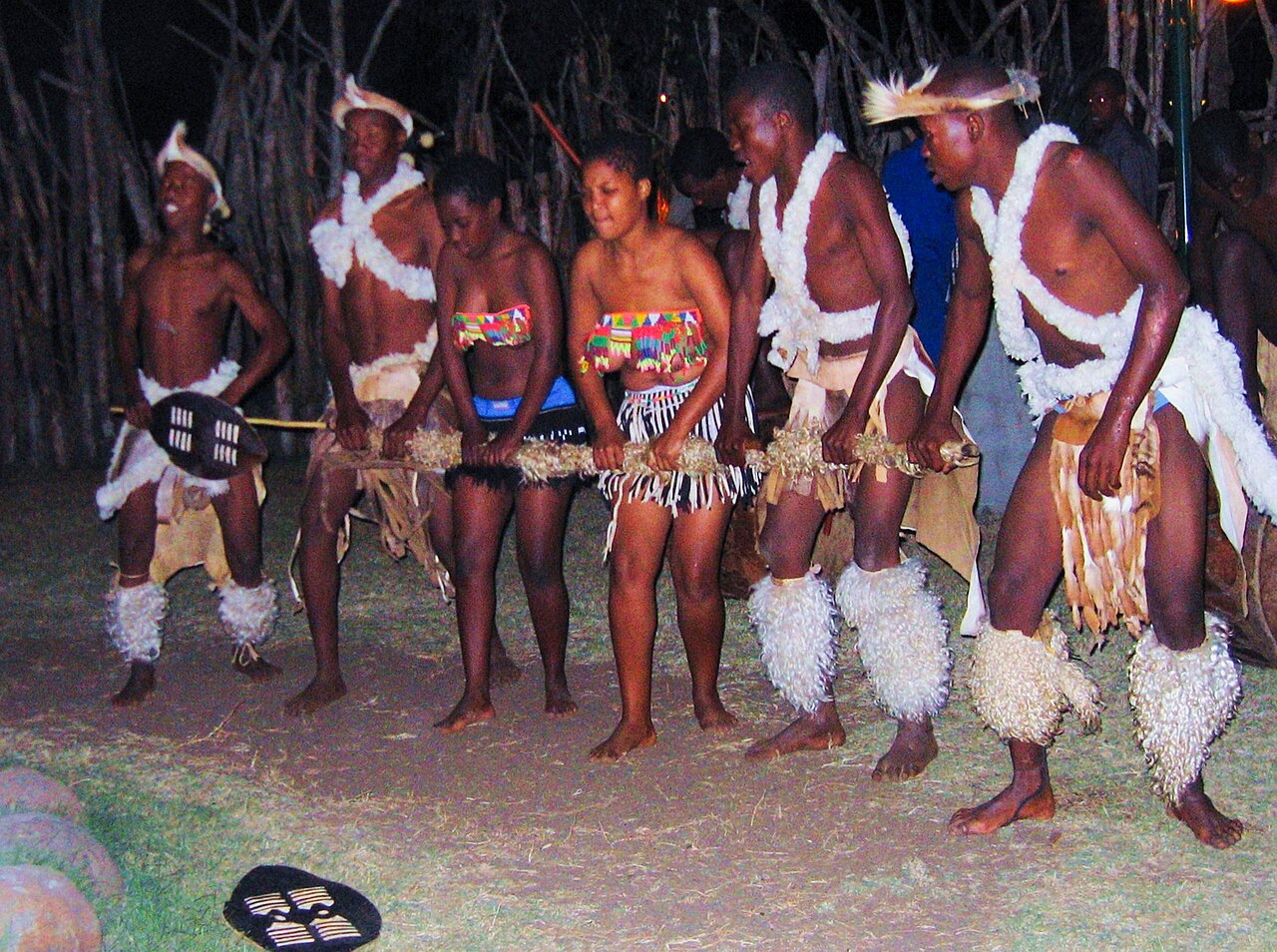 Mantenga Cultural Village i wodospad