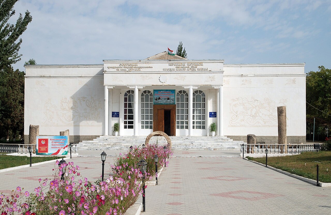 Muzeum Rudakiego i bazar