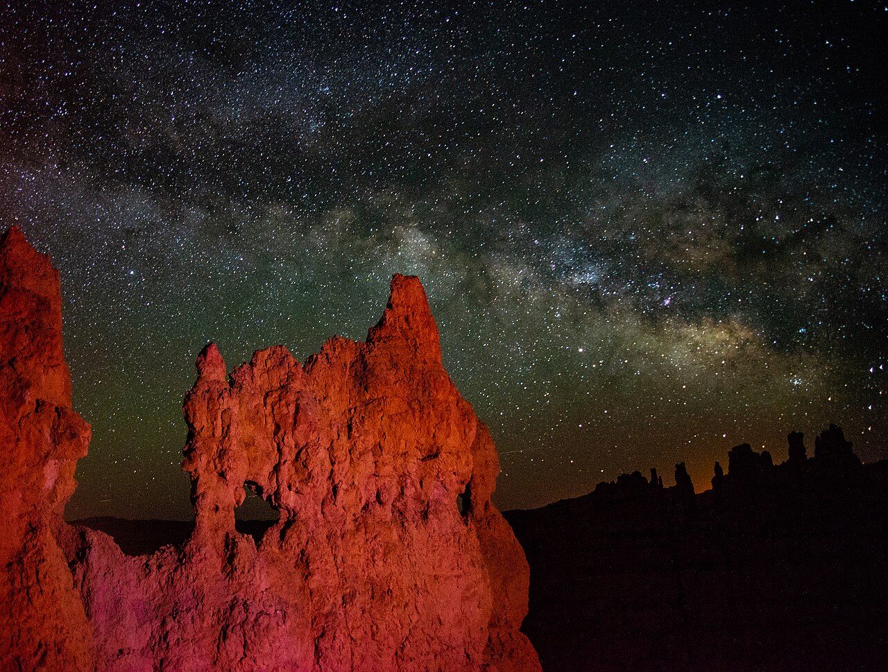 Nocne niebo nad Bryce Canyon