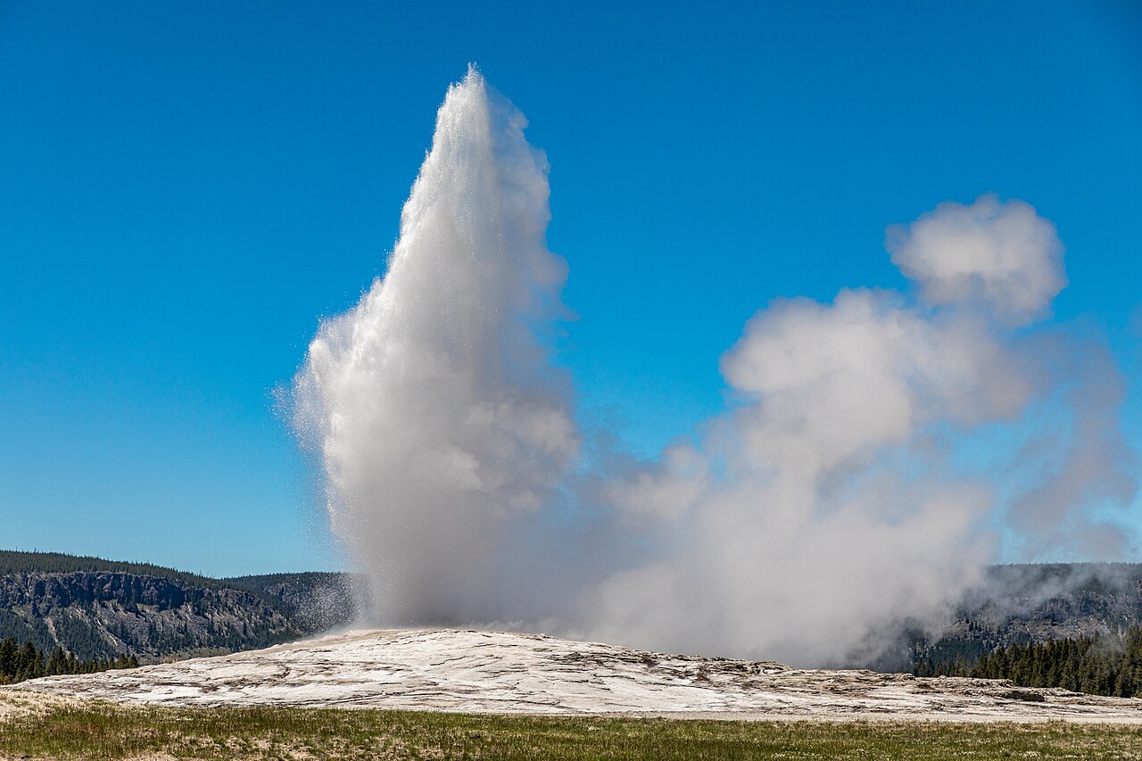 Gejzer Old Faithful i Upper Geyser Basin